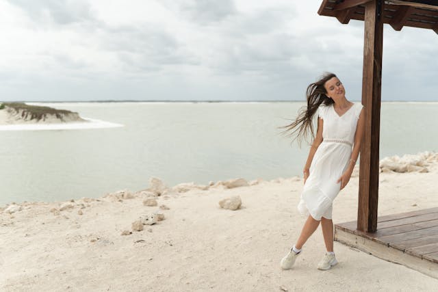 minimalist accessories for vacation outfits